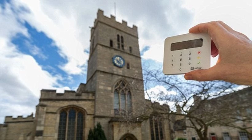 Με κάρτα θα δίνουν πλέον τον οβολό τους οι πιστοί της Εκκλησίας της Αγγλίας